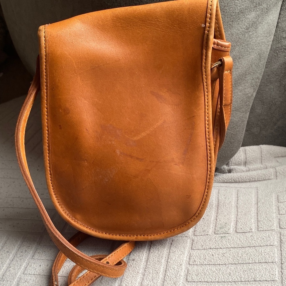 Elegant Robert Cheau Tan Leather Crossbody Bag - Picture 4 of 10